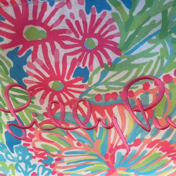 Lilly Pulitzer Beach Chairs in Lovers Coral Pattern - Picture 3 of 7